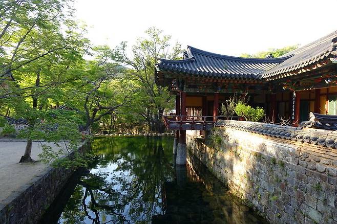 송광사에 들면 먼저 개울 옆 침계루(枕溪樓)가 눈길을 끈다.