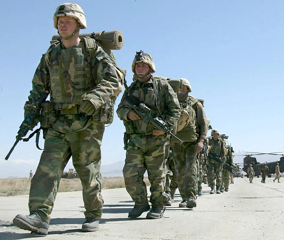 2일(현지시간) 미국 현지 언론은 마지막 미군과 나토군이 아프가니스탄 바그람 공군 기지에서 완전히 철수했다고 밝혔다. 사진은 2002년 3월 미군이 바그람 공군기지에 도착해 행군하는 모습. 바그람 AFP 연합뉴스