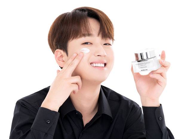 이찬원은 지난해에 이어 올해도 화장품 브랜드 ’웰더마‘ 전속 모델로 활약하며 홈쇼핑 완판 신화를 쓰고 있다. [웰더마 제공]