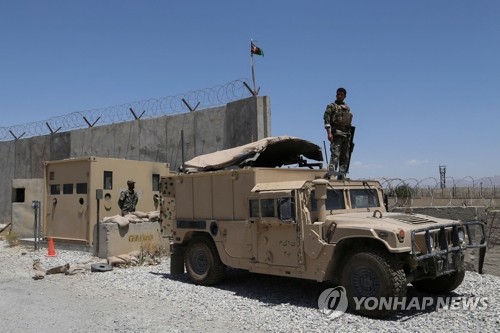 미군 떠난 기지 지키는 아프간 정부군 병사  [바그람 AFP=연합뉴스]