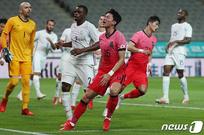 대한민국 올림픽 축구대표팀 황의조가 16일 오후 서울 마포구 서울월드컵경기장에서 열린 도쿄올림픽 축구대표팀 평가전 대한민국과 프랑스의 경기에서 득점 기회를 놓친 뒤 아쉬워 하고 있다. 대한민국은 이날 경기를 마치고 이튿날인 17일 도쿄로 출국, 올림픽 본선에서 온두라스, 루마니아, 뉴질랜드와 함께 B조에서 경기를 치른다. 2021.7.16/뉴스1 © News1 민경석 기자