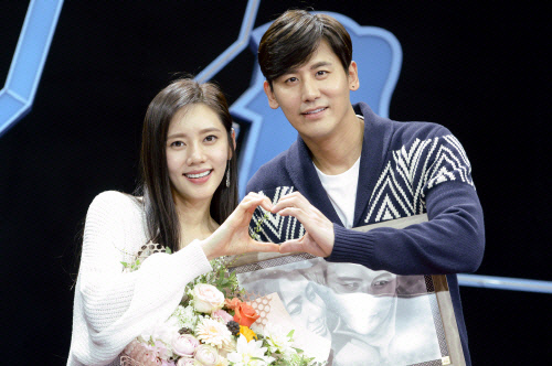 Recently, the actor Chu-nyeon and Xiaoguang Yus Affair theory were raised.The couple appeared on SBS Dongsangmong 2 - You Are My Destiny and showed off their sweet appearance, and the shock of the public was even greater because they were the entertainment industrys representative Yingko couple.On the 15th, China Media Sohu Entertainment released a video of Xiaoguang Yu sitting another woman on her lap in the car.Woman smiles at her cell phone on Xiaoguang Yus lapAfter the release of the video, suspicions of the affair of the couple of chu-nyeon Xiaoguang Yu were raised among the Chinese netizens.In response, BH Entertainment, a subsidiary of the two, said, The happening that was in the process of returning home after meeting with friends in May, and Those who appear in the video are friends with the director who comes and goes between family membersLee Jin-ho of the YouTube channel Lee Jin-ho, which mainly deals with entertainment content, mentioned the Affair theory of Xiaoguang Yu.Lee Jin-ho said, It is not the first time that Xiaoguang Yu has been caught up in scandals.In October 2016, Xiaoguang Yu was photographed walking intimately with a drunken woman in a paparazzi photo. Lee Jin-ho explained, At that time, Xiaoguang Yu was a friend, college alumnus, and more than family in 12 years.It was a big issue in the country, but Choo Ja-hyun understood and passed the situation and ended with happening, he said.They had known each other in Korea. This husband had a big hand on her. Y had even given her a card.The local paparazzi team caught Y and her drinking at the bar this time. Y spent a lot of money to stop it.Y from Chirashi means Xiaoguang Yu and PY means local partner. Lee Jin-ho said, At that time, it was really Chirashi.But this is what is being reexamined. Meanwhile, Choo Ja-hyun and Xiaoguang Yu married in 2017 and were much loved on SBSs Sangmongmong - You Are My Destiny. The couple gained a boost in June 2018.PhotoSBS and Harbus Bazaar China