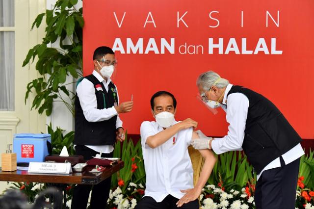 조코 위도도 인도네시아 대통령이 1월 13일 오전 중국 시노백 백신을 접종하고 있다. 자카르타포스트 캡처