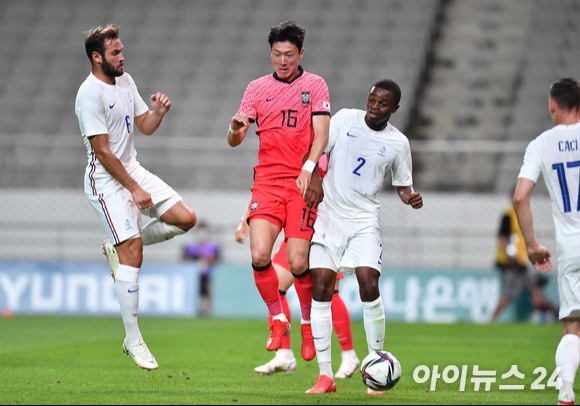 대한민국 황의조가 16일 오후 서울월드컵경기장에서 진행된 하나은행 초청 올림픽 축구대표팀 평가전 대한민국과 프랑스의 경기에서 공격을 하고 있다. [사진=김성진 기자]