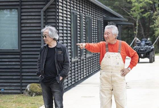 사유원을 15년 간 가꾼 태창철강 유재성 회장(오른쪽)과 승효상 건축가. 권혁재 사진전문기자