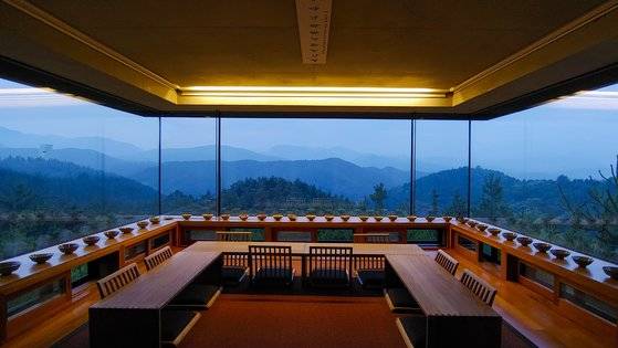 현암의 내부 모습. 삼면 유리창을 통해 파노라마 뷰가 펼쳐진다. 권혁재 사진전문기자