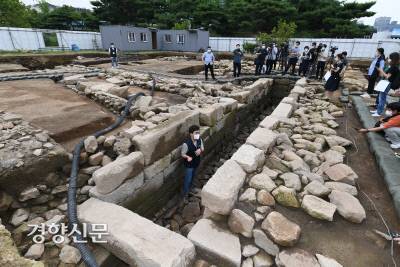 경복궁 내에서 확인된 대형화장실 유구. 한번에 10여명이 용변을 해결할 수 있는 대형 공중화장실이었다고.|국립강화문화재연구소 제공