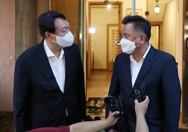 윤석열(왼쪽) 전 검찰총장과 김영환 전 의원이 지난 8일 서울 종로구 한 음식점에서 만찬회동을 마친 후 취재진 질문에 답하고 있다. [연합]