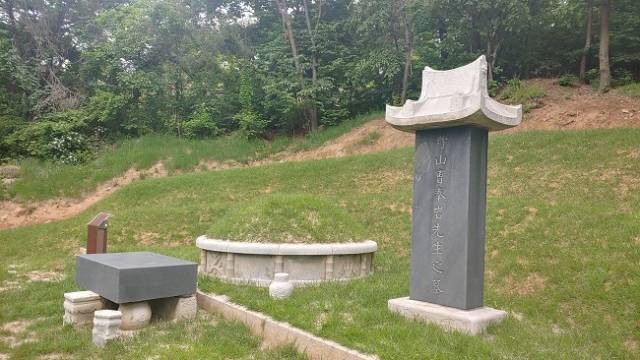 ▲ ▲ 망우공원묘지에 있는 조봉암의 묘. 비석 뒷면에 아무 것도 쓰여지지 않은 백비(白碑)다. ⓒ손호철