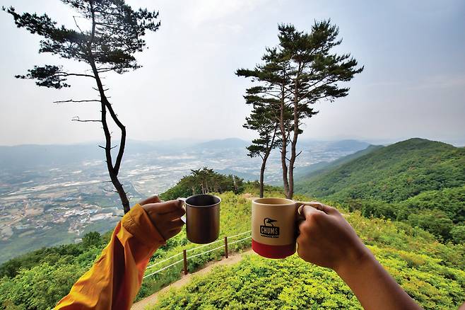 산에서 마시는 커피가 가장 맛있다는 그녀들의 티 타임.