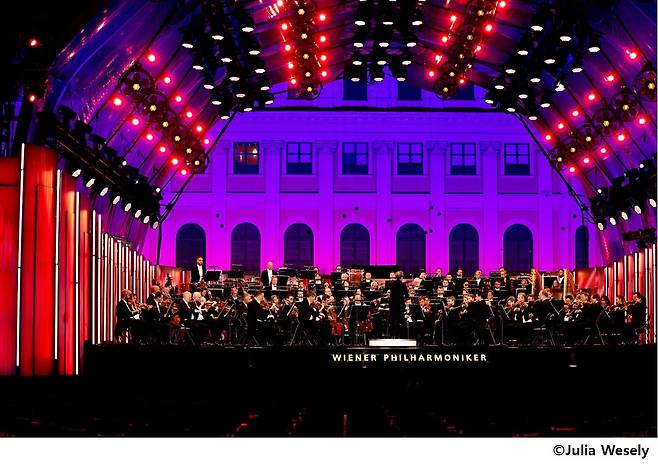 지난달 18일(현지시간) 오스트리아 빈 쉔부른 궁전 앞에서 열린 빈 필하모닉 오케스트라의 여름 음악회. 소니뮤직 제공