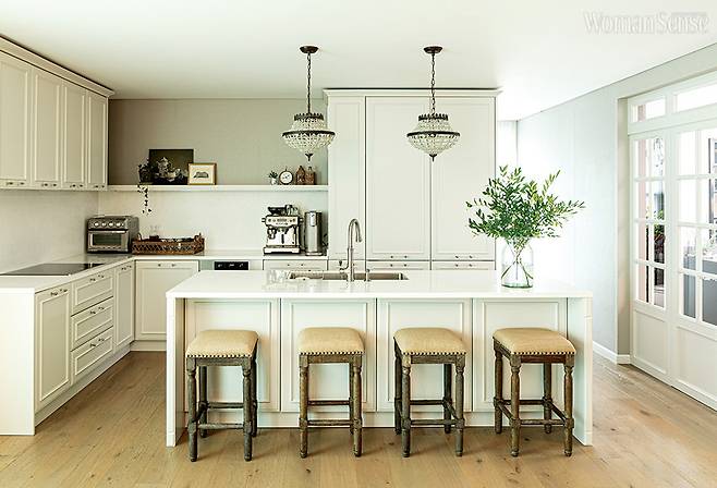 모던하면서도 빈티지한 무드로 연출한 키친.