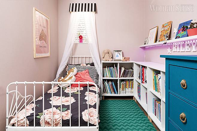 부부 침실 옆에 따로 만들어준 막내 아이의 침실. 답답해 보일 수 있는 공간에 창문처럼 연출한 데커레이션이 포인트.