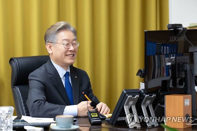 온라인 기자간담회하는 이재명 경기지사 (서울=연합뉴스) 더불어민주당 대권주자인 이재명 경기지사가 16일 오후 열린 온라인 2차 기자간담회에서 발언하고 있다. 2021.7.16 [이재명 캠프 제공. 재판매 및 DB금지] toadboy@yna.co.kr
