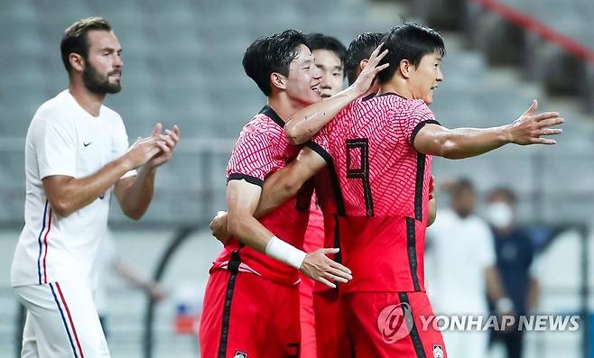 [올림픽] 기뻐하는 권창훈 (서울=연합뉴스) 박동주 기자 = 16일 서울월드컵경기장에서 열린 2020 도쿄올림픽 한국 축구 국가대표팀과 프랑스의 평가전에서 권창훈이 페널티킥을 성공시킨 뒤 동료들과 기뻐하고 있다. 2021.7.16 pdj6635@yna.co.kr