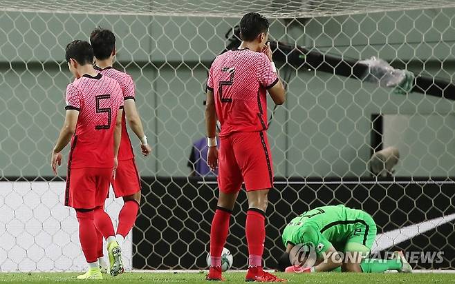 [올림픽] 한국 또 실점 (서울=연합뉴스) 박동주 기자 = 16일 서울월드컵경기장 한국-프랑스 남자 축구 올림픽대표팀 평가전. 
    실점한 한국 선수들이 아쉬운 표정을 짓고 있다. 2021.7.16 pdj6635@yna.co.kr
