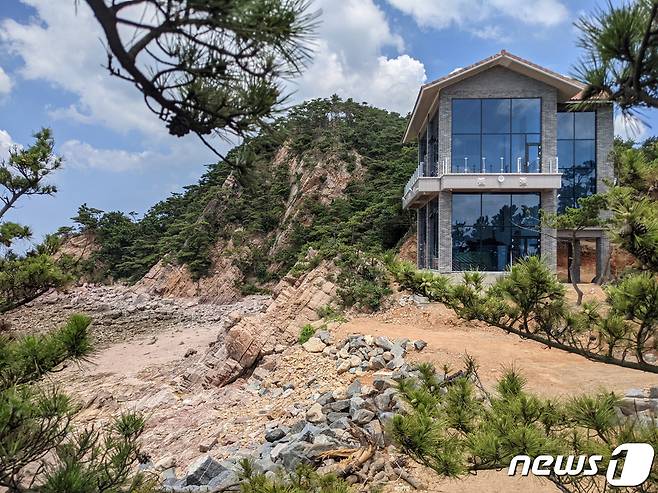 기암괴석의 절경과 울창한 소나무 숲이 함께 어우러지는 아름다운 자연환경과 각종 편의시설은 캠핑객을 만족스럽게 한다© 뉴스1