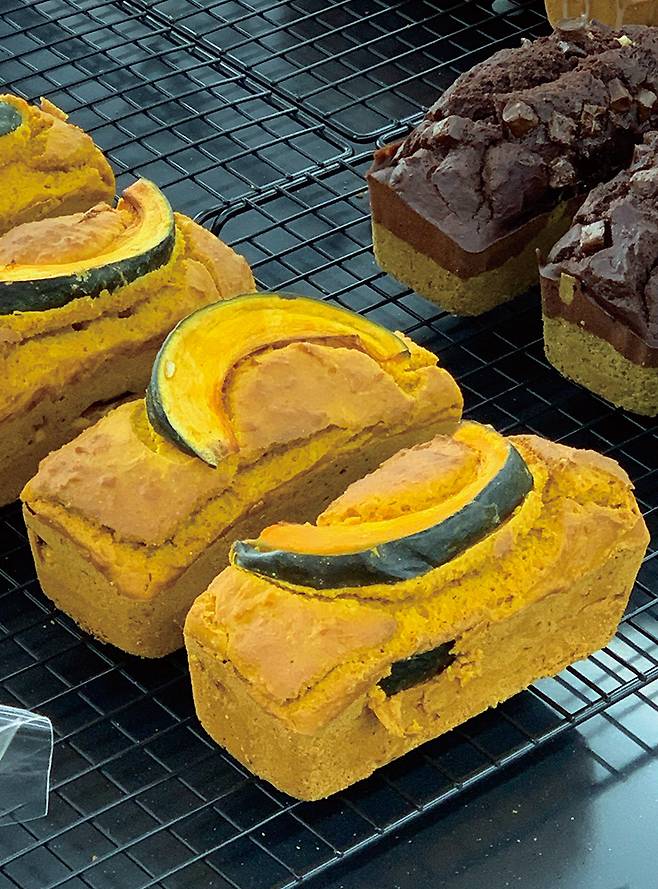 비건 베이커리가 생소한 소도시에서 오직 맛있고 건강한 빵으로 사로잡은 단골이 상당하다.