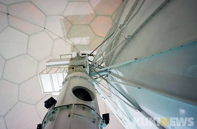 관측소 최상단에 위치한 레이더.