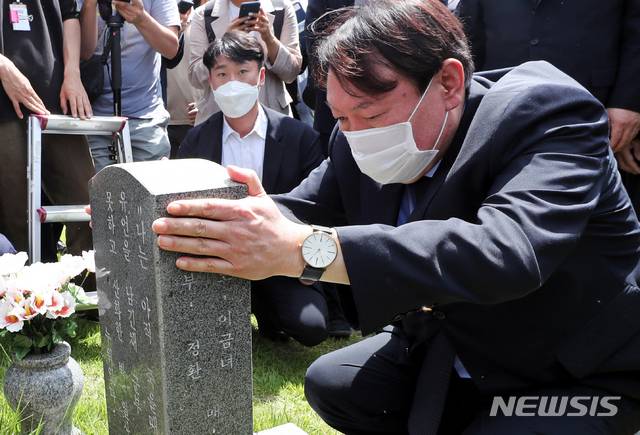[광주=뉴시스] 류형근 기자 = 야권 대선 주자인 윤석열 전 검찰 총장이 17일 오전 광주 북구 운정동 국립5·18민주묘지 열사묘역 참배를 하고 있다. 2021.07.17. hgryu77@newsis.com