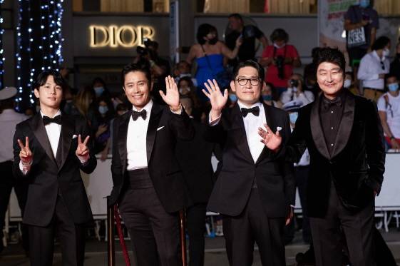 한재림 감독과 이병헌, 임시완, 송강호 등이 '비상선언' 칸국제영화제 월드프리미어를 앞두고 뤼미에르 극장에서 레드카펫 행사를 진행하고 있다. /사진제공=쇼박스
