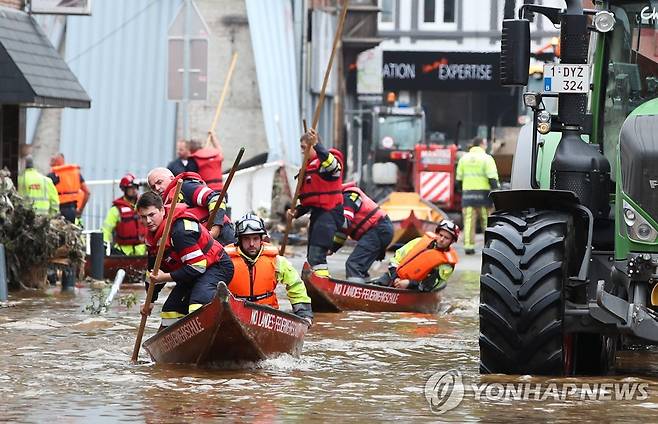16일(현지시간) 홍수가 발생한 벨기에 리에주에서 구조대원들이 구조작업을 벌이고 있다. [로이터=연합뉴스]