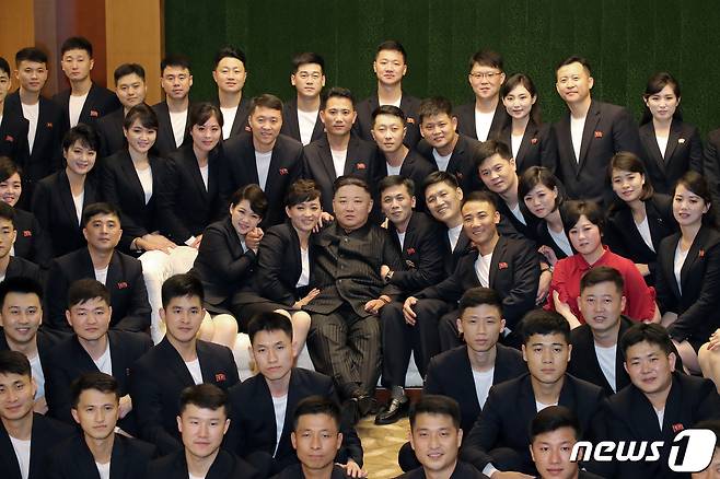 (평양 노동신문=뉴스1) = 북한 김정은 노동당 총비서가 11일 국가표창을 수여받은 중요예술단체 창작가, 예술인들을 만나 축하해줬다고 당 기관지 노동신문이 12일 보도했다. 국내에서만 사용가능. 재배포 금지. DB 금지. For Use Only in the Republic of Korea. Redistribution Prohibited] rodongphoto@news1.kr