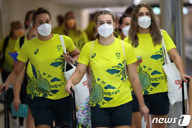17일 일본 도쿄 나리타 국제공항으로 입국하고 있는 호주 대표팀 선수들. © 로이터=뉴스1