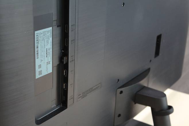 후면에는 HDMI 단자 2개, USB 단자 3개, USB 3.0 단자 1개가 있다. /윤진우 기자