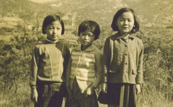 대구 남산초등학교 시절의 추미애 전 장관(맨 왼쪽). 추 전 장관은 반에서 1등을 놓치지 않는 모범생이었지만 부조리한 선생님에게는 반항하는 겁없는 학생이기도 했다. 추미애 캠프