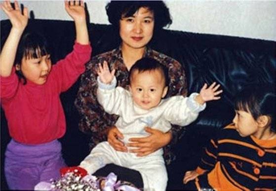 자녀들과 함께 있는 추미애 전 장관. 왼쪽부터 큰딸, 막내아들, 둘째딸. 추 전 장관은 워킹맘의 고충에 대해 "선택을 하라고 하면 가정을 희생시킬 수밖에 없게된다. 거기에 대한 미안함이 있다"고 말했다. 추미애 캠프