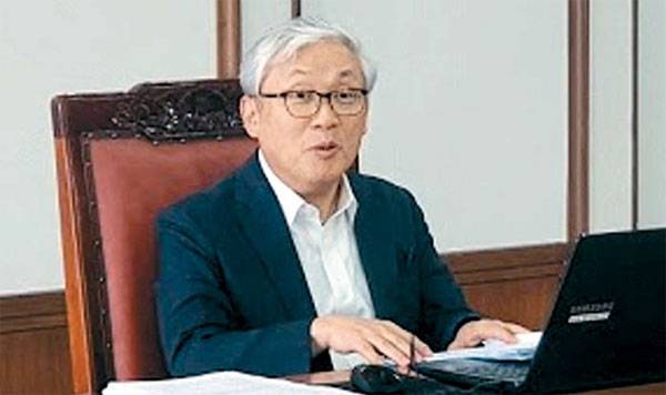 홍승면 서울고등법원 부장판사가 지난 16일 서울고법 소회의실에서 판례공보스터디를 진행하고 있다. [사진 제공 = 서울고등법원]