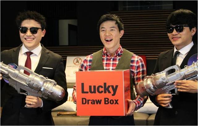 [서울=뉴시스] 행사에서 행운권 추첨하는 세모파이 이명길 대표(가운데)외 김윤규 공동대표(왼쪽) *재판매 및 DB 금지