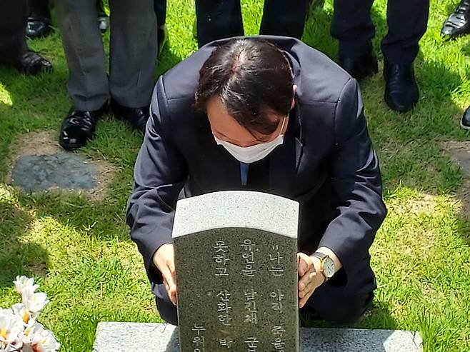 대권 도전 선언 이후 광주를 첫 방문한 윤석열 전 검찰총장이 17일 오전 광주 북구 운정동 국립5·18민주묘지를 참배했다. 참배에는 5·18 광주민주화운동 사형수 출신인 김종배 전 의원과 광주지역 지지자 100여명이 함께 했다. 윤 전 검찰총장이 박관현 열사 묘비를 어루만지고 있다. ⓒ시사저널 정성환