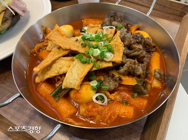 보리분식의 우삼겹떡볶이.