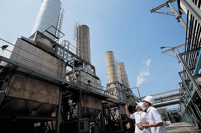 ​ 대상이 사탕수수로 유명한 인도네시아에 설립한 미원 공장. 이 공장은 한국의 플랜트 수출 1호다. / 사진=대상그룹 제공. ​