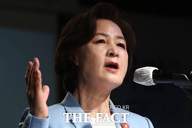 추미애 전 법무부 장관은 이 전 채널A 기자가 지난 16일 무죄 선고를 받자 소셜네트워크서비스(SNS)에 "검찰은 한 검사장의 휴대폰 압수 후 비밀번호를 알지 못해 핵심 증거물을 확보하고도 수사·재판에 증거로 활용하지 않았다"면서 무죄 판결을 "검·언의 재판방해" 때문이라고 주장했다./더팩트 DB