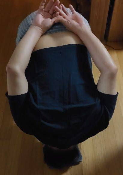 현직 교수가 스스로 원산폭격 영상을 올렸다. /페이스북