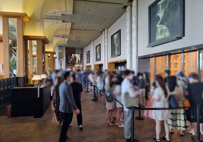 일요일이던 7월 18일 오후 서울 용산구 그랜드하얏트 호텔 로비가 체크인을 기다리는 손님들로 붐비고 있다. 체크인 시작을 40분 넘게 앞둔 시각이었다. /장상진 기자