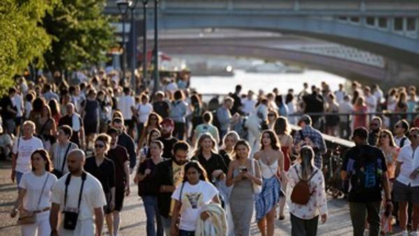 [사진 제공: 연합뉴스] 영국 런던 템스강에서 산책을 즐기는 시민들