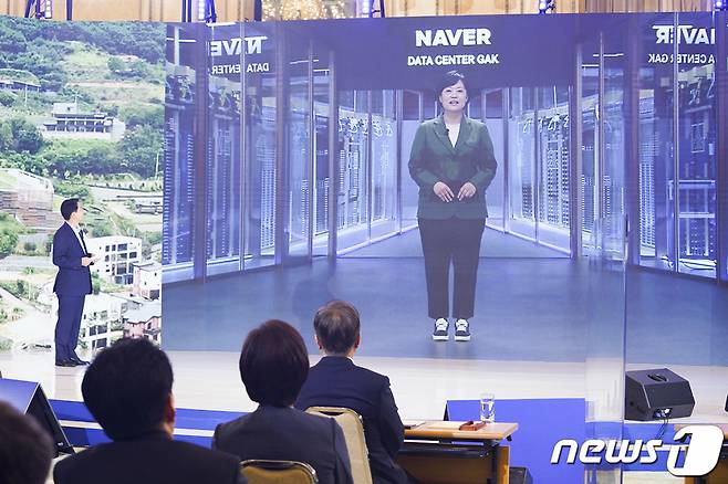 (서울=뉴스1) = 지난해 7월 14일 청와대 영빈관에서 열린 '한국판 뉴딜 국민보고대회'에서 문재인 대통령이 실시간 화상으로 연결된 한성숙 네이버 대표의 디지털 뉴딜 관련 발언을 듣고 있다.  (청와대 제공) 2020.7.14/뉴스1