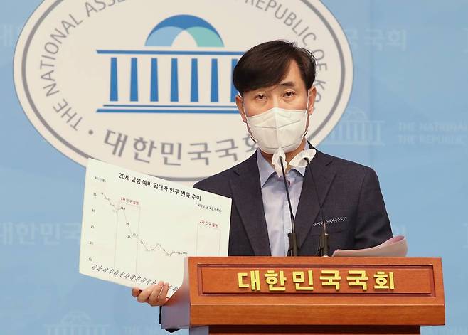 대선 출마를 선언한 하태경 국민의힘 의원이 15일 서울 여의도 국회 소통관에서 1년 남녀공동복무제와 징모병 혼합제 도입을 골자로 하는 병역 공약을 발표하고 있다. (공동취재사진) 2021.07.15. photo@newsis.com