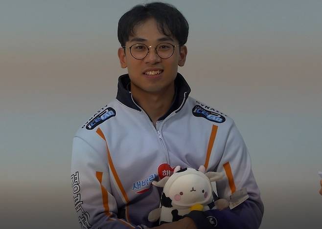 컬링 팬들로부터 "재익좌"라고 불리는 전재익 선수는 '컬링 여신'이라는 별명까지 빼앗아올 정도로 현재 컬링계의 최고의 인기스타다. [사진=대한컬링연맹 컬링TV 캡처]