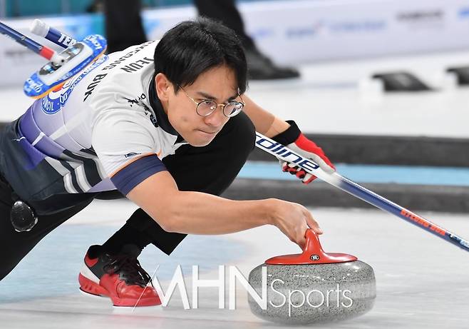 전재익 선수는 경기중 스톤을 던진후에 경기에 몰입해 있어 카메라를 의식하지 못한다고 했다. [MHN스포츠 강릉, 권혁재 기자]