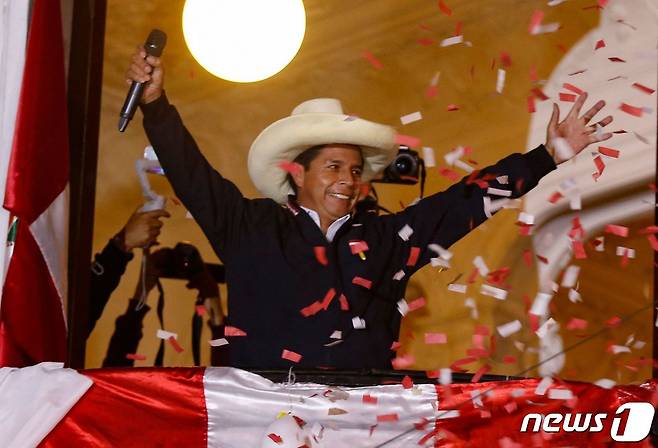 페드로 카스티요 페루 대통령 후보가 2021년 6월 9일(현지시간) 리마 당사에서 지지자들에게 승리를 선언하며 팔을 벌리고 있다. © AFP=뉴스1 © News1 우동명 기자