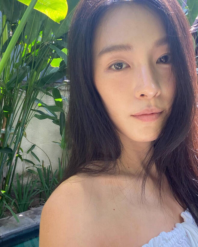 Kahi, from After School, boasted a slender clavicle line.Kahi posted a picture on Instagram on the 20th, saying, Its good weather.The photo shows Kahis daily routine in Bali, where she spends time taking selfies outdoors, and the sunny weather presents a pleasant healing.At this time, Kahis soft eyes attract attention, and she showed off her style with her long straight hair and wearing an off-shoulder costume that revealed her shoulder line.Especially in this process, Kahi was impressed by the fact that he boasted a thin clavicle line.Kahi, who is known as 168cm tall in profile, recently certified 50.3kg weight through SNS.Meanwhile, Kahi married a businessman in 2016 and has two sons.Kahi, who returned home for a while for his recent schedule, returned to Bali on the 9th of last month after finishing his life in Korea for about a month.