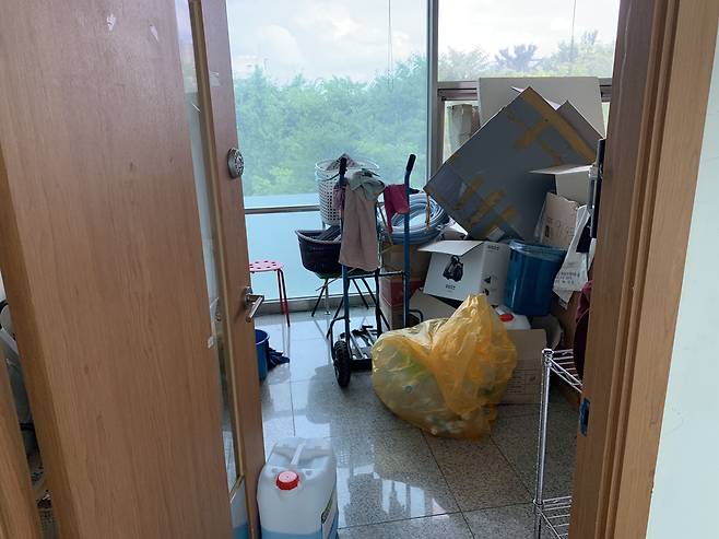 19일 방문한 서울대 기숙사. 이곳에서 근무하는 청소 노동자는 청소 용품과 쓰레기를 보관하는 장소에 목욕탕 의자를 두고 휴게 공간처럼 사용하고 있었다. /김효선 기자