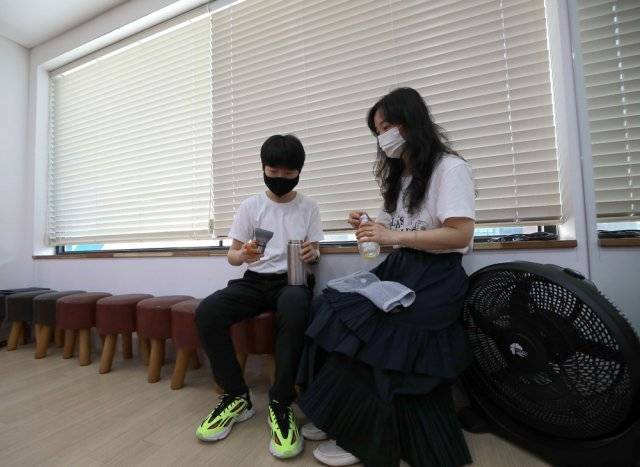 아직 버스와 지하철을 혼자 타지 못해 연습실통학을 함께 하고있는 지민이(왼쪽) 어머니 윤소연 씨(오른쪽).