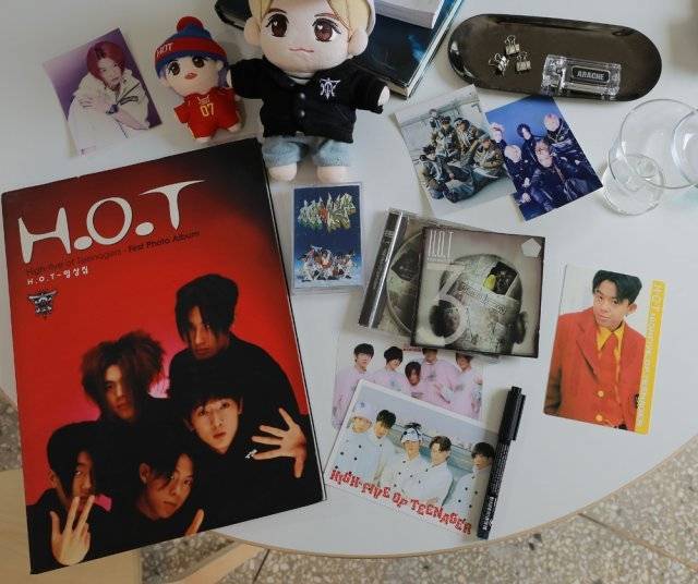 토니의 팬들이 아직도 간직하고 있는 그 시절 앨범과 사진집 등 굿즈들.