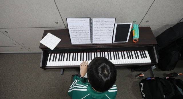 보컬 연습을 하고 있는 지민이. 발성 연습 후 오디션에 볼 곡을 반복해 부르다 보면 2시간이 훌쩍 흐른다.